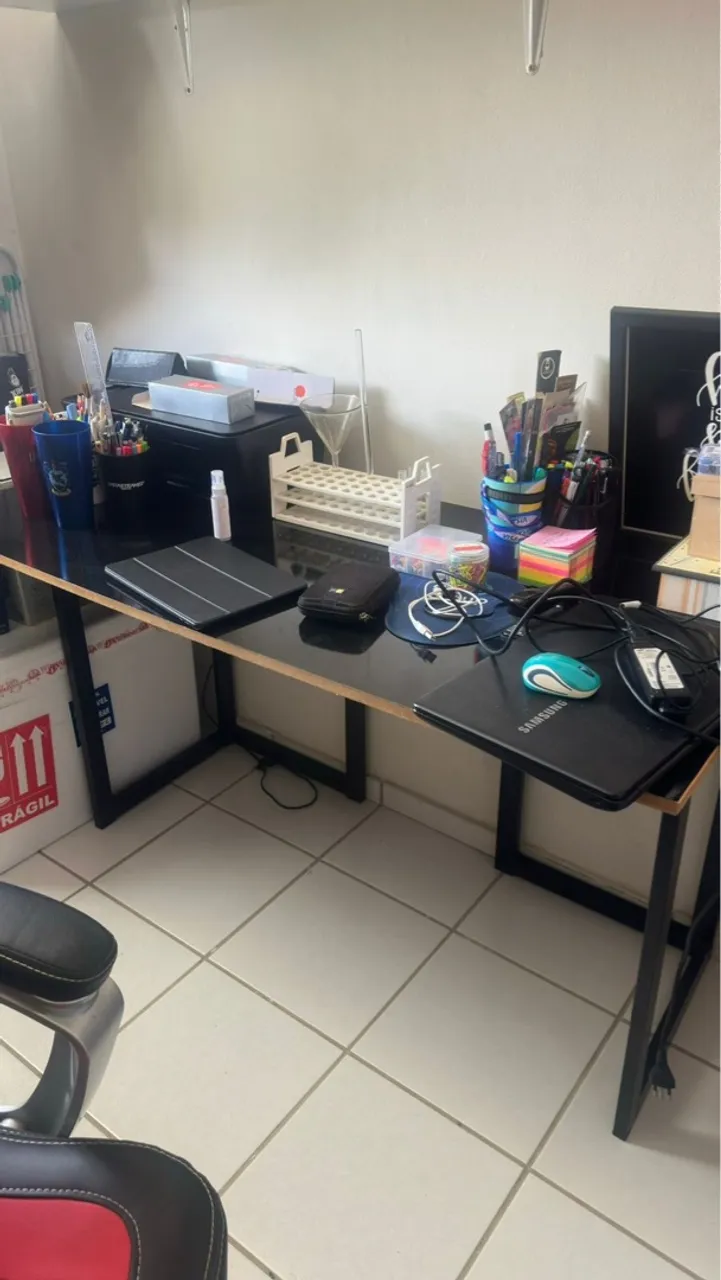 Escrivaninha preta com design moderno
