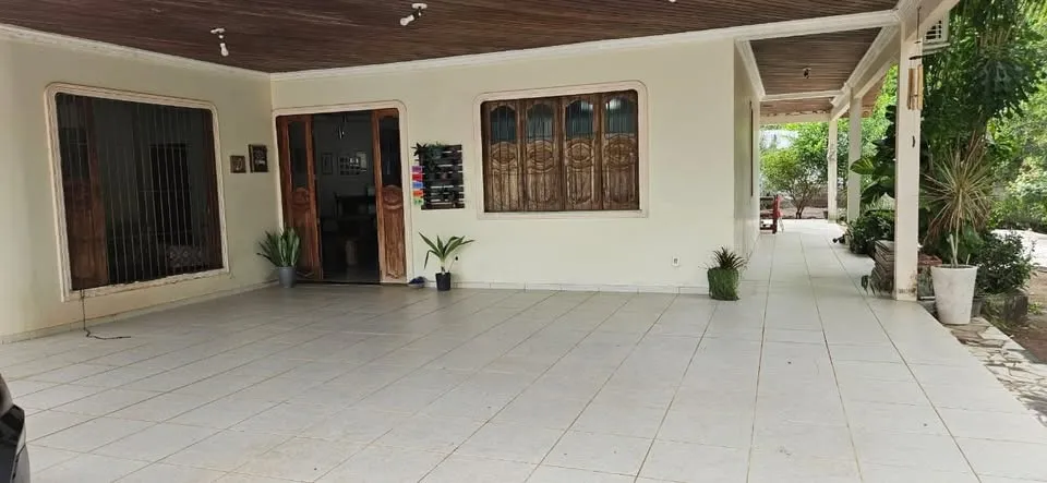 Casa em Fazendinha À Venda: Casa na Fazendinha - Tranquilidade e Segurança!**