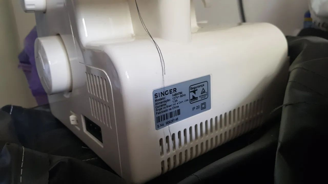 Máquina Overlock Singer