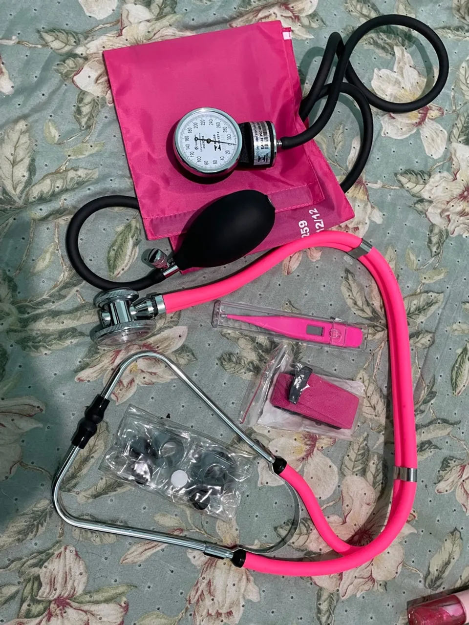 Kit Médico Rosa: Esfigmomanômetro, Estetoscópio e Termômetro