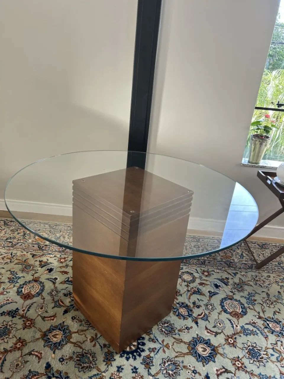 mesa de jantar redonda tampo de vidro e pé de madeira