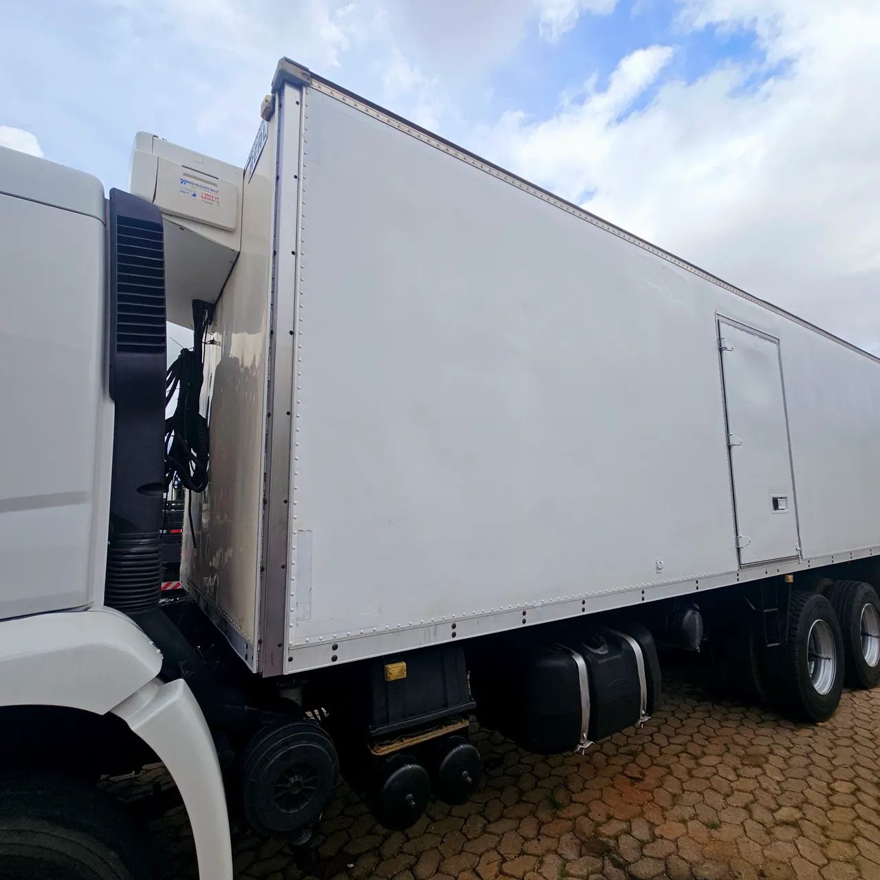 Caminhão 24.250  (2009) com baú de  refrigerado  - Foto 12