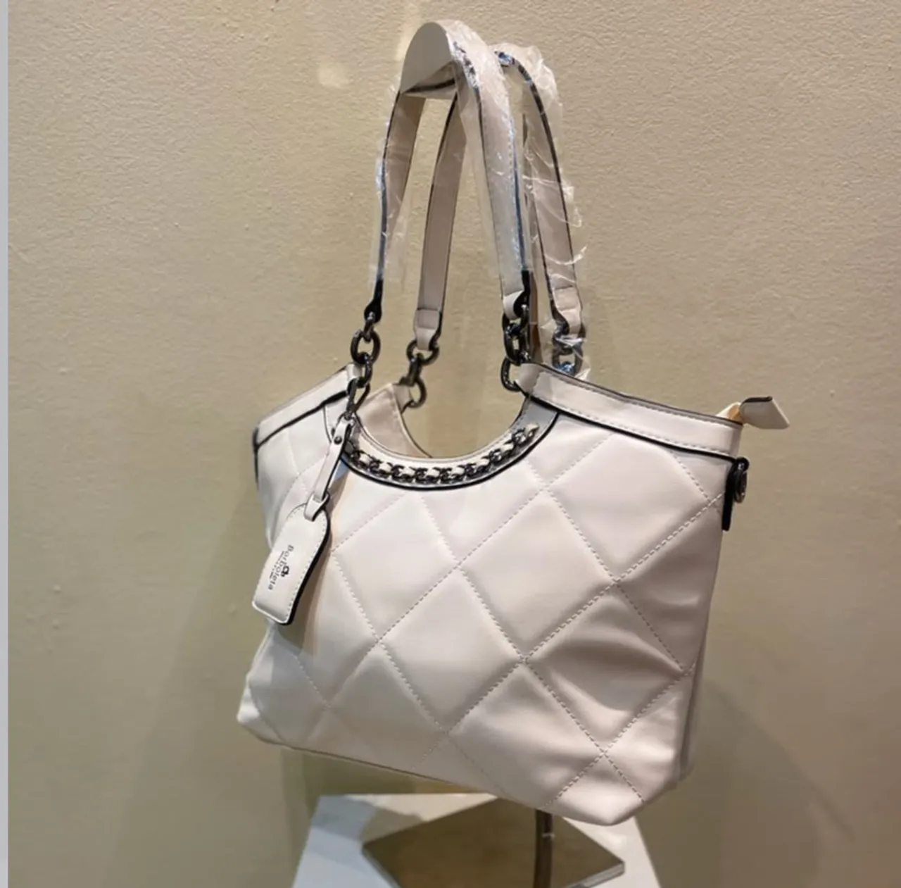 Bolsa Feminina Branca Matelassê com Corrente