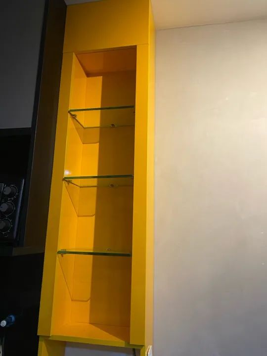 Prateleira Amarela de vidro
