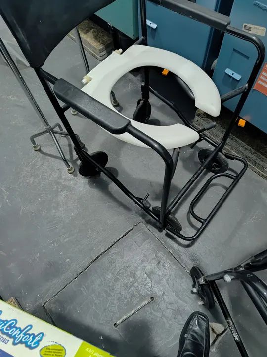 Vendo duas cadeiras higiênica e um par de muletas  - Foto 2