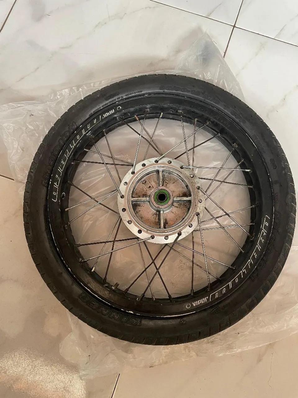 Roda de Moto Aro 18 com Pneu