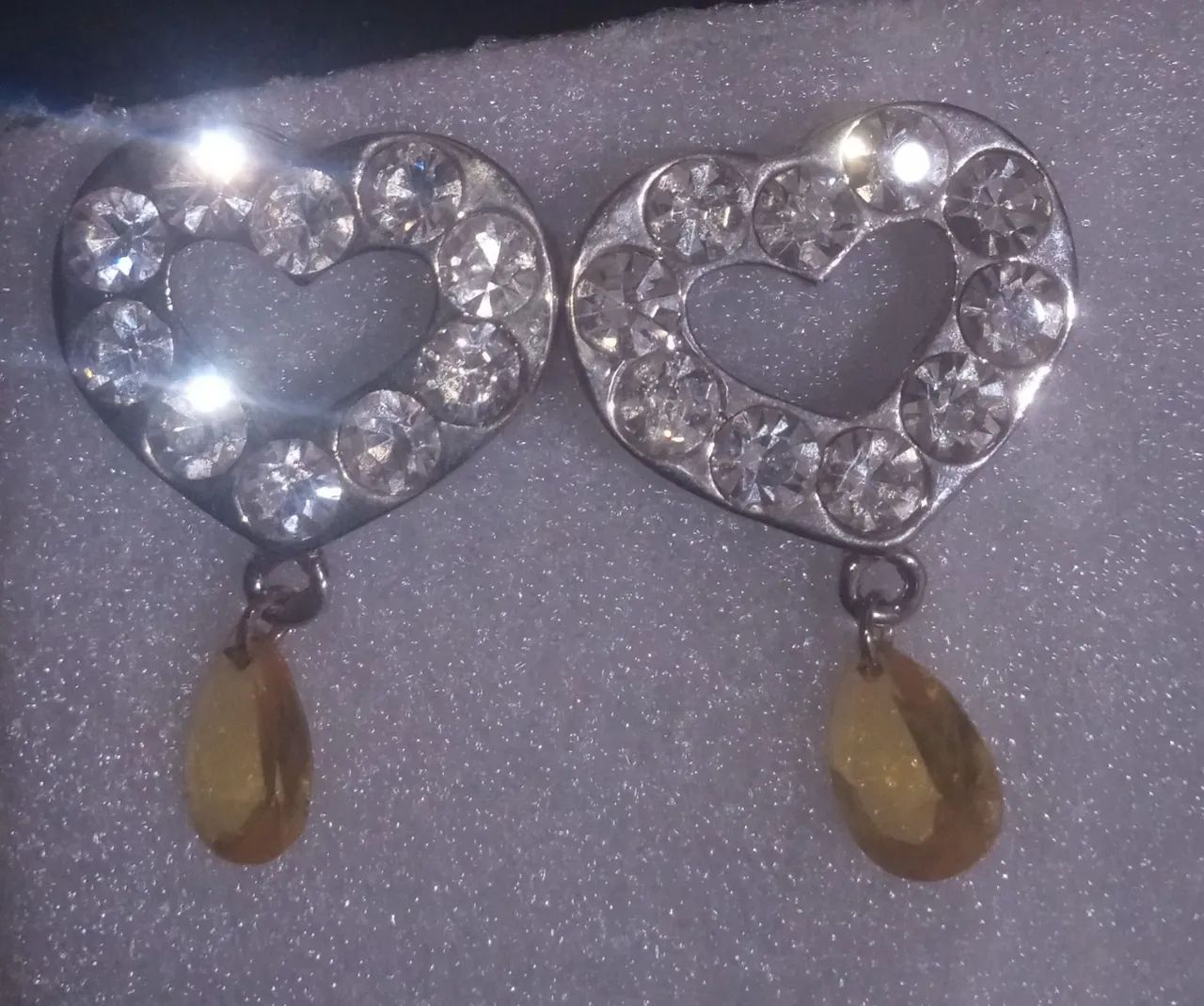 Brincos de Coração com Pedras e Gota Amarela - Foto 5