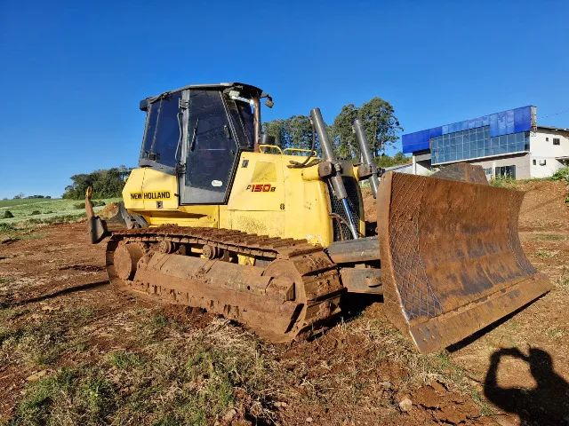Trator de Esteiras New Holland D150b ano 2013 com 11.600 horas 