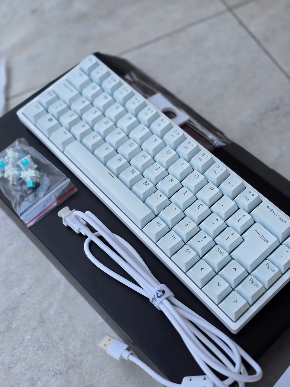 [NOVO] Teclado Gamer AKKO 3068S RGB Switch Akko Blue, Layout 65%, Branco