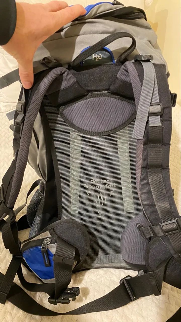 Mochila Deuter Futura 32AC 32+4l linda quase nova sem detalhes com copa de chuva  - Foto 3