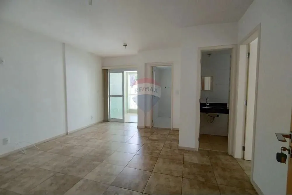 Quarto e Sala amplo, com cozinha, duas varandas e uma vaga de garagem no centro de Juiz de