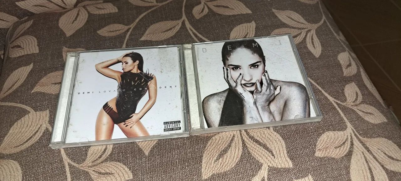 2 cds DEMI LOVATO 50,00 em tudo.