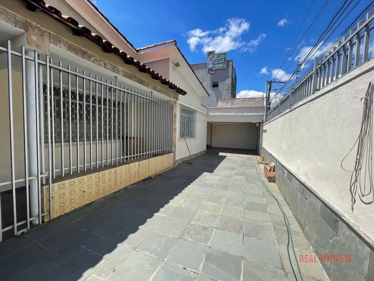 CASA 03 QUARTOS COM BARACAO NOS FUNDOS