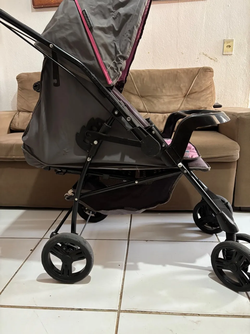 Carrinho de bebê compacto e prático