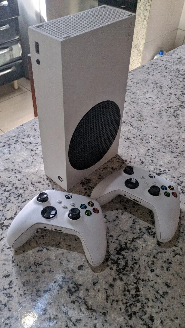 Xbox Series S com 2 Controles