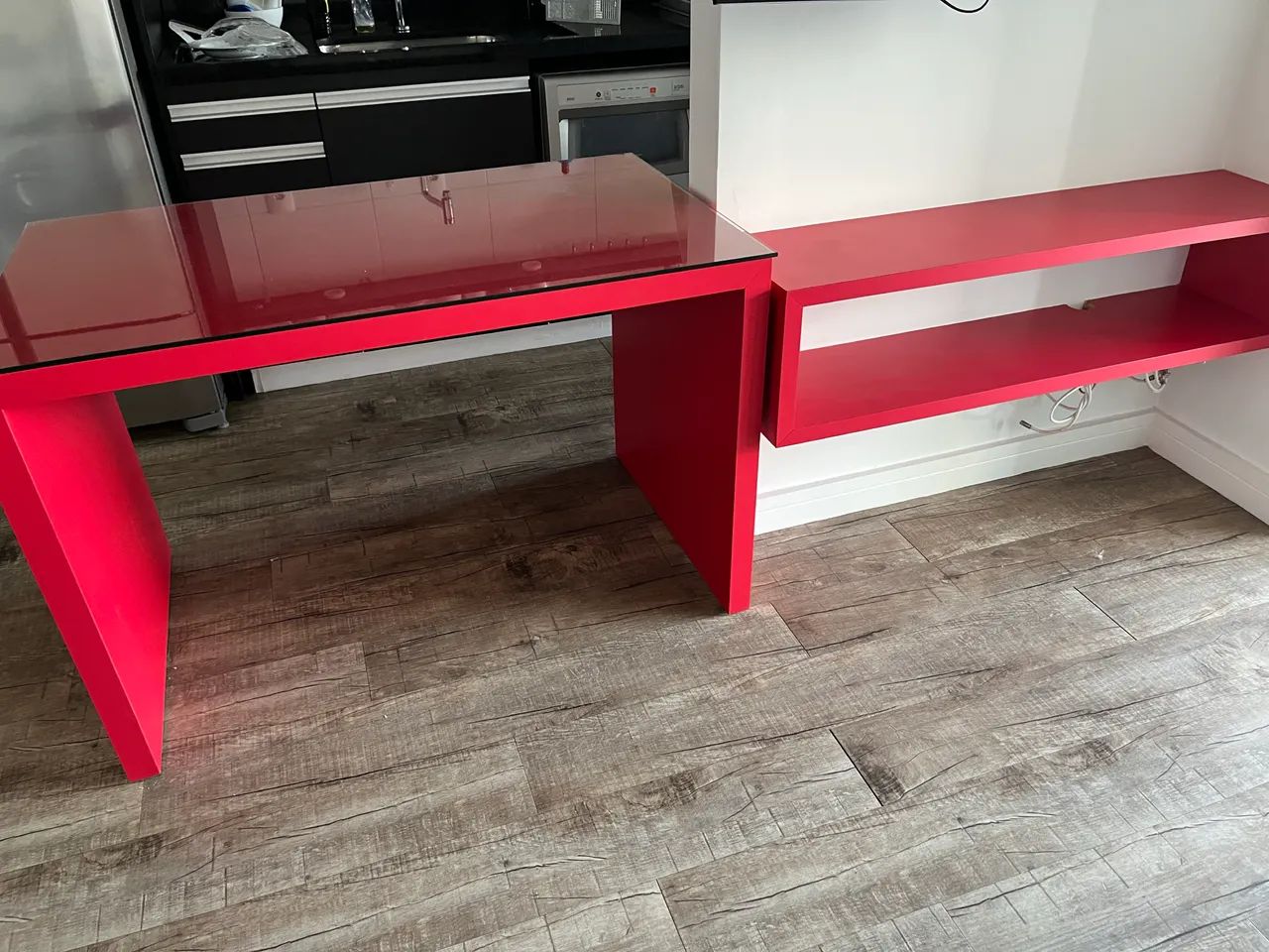 Mesa escrivaninha com vidro e aparador fórmica vermelha 