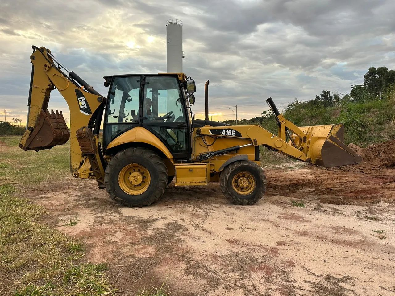 Caterpillar CAT 416E 2013 - Cabine Fechada - 6.872 Horas - Pronta para Trabalhar - Foto 5