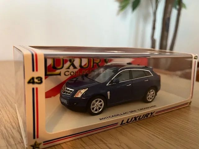 Miniatura Cadillac SRX CROSSOVER 1.43 na cor Azul ano 2011