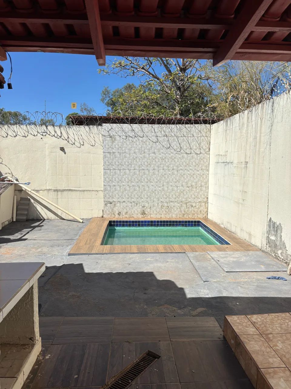     Casa com Piscina e Ponto Comercial no Centro de Inhumas - GO
