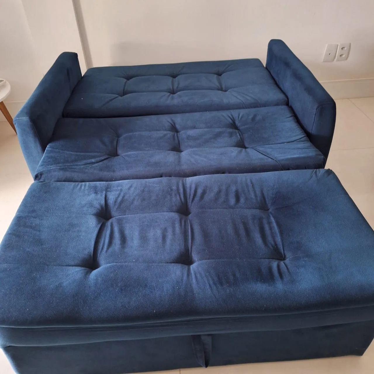 Vende Sofá Cama azul, 2 lugares. R$300, na loja novo custa R$600.  - Foto 2