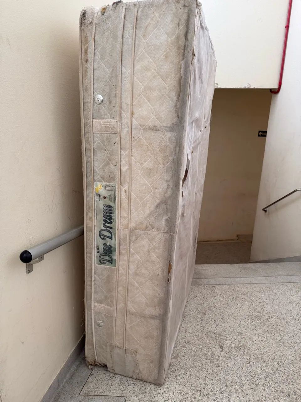 DOAÇÃO CAMA BOX DE CASAL COM MOLAS 