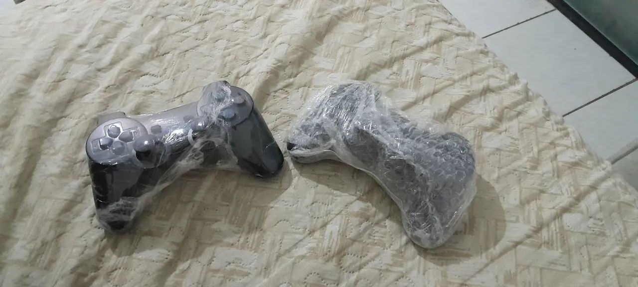 Videogame com mais de 1000 jogos retro,vem com 2 controles de ps2,na caixa novo.