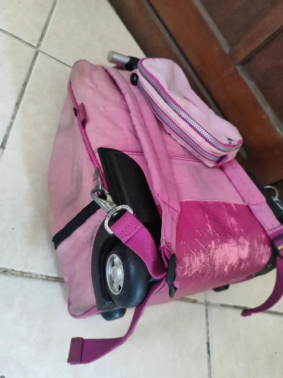 Mochila com estojo rosa. - Foto 5