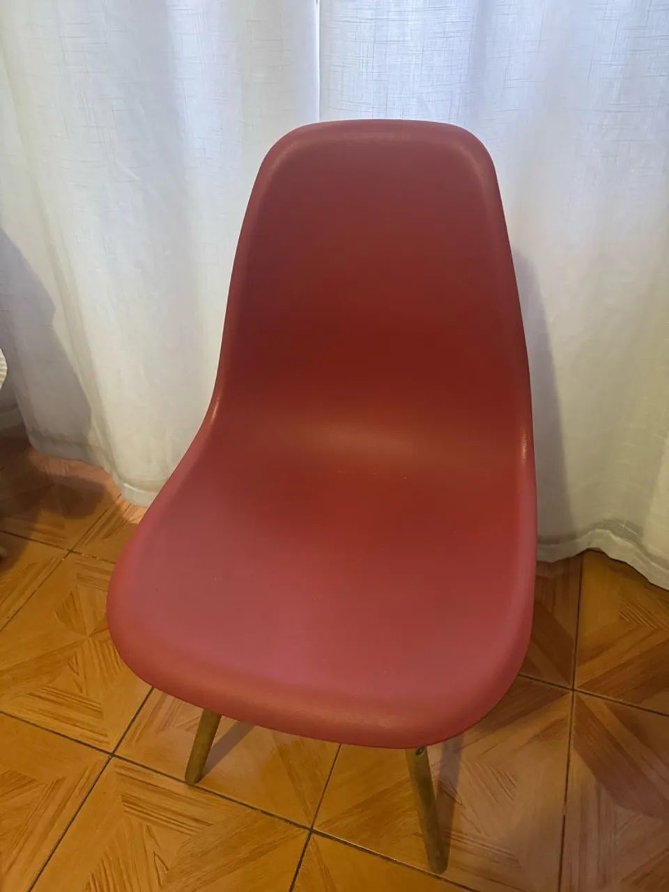 Duas cadeiras Eiffel vermelho escuro 