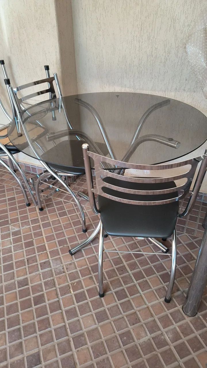 Vende-se uma mesa