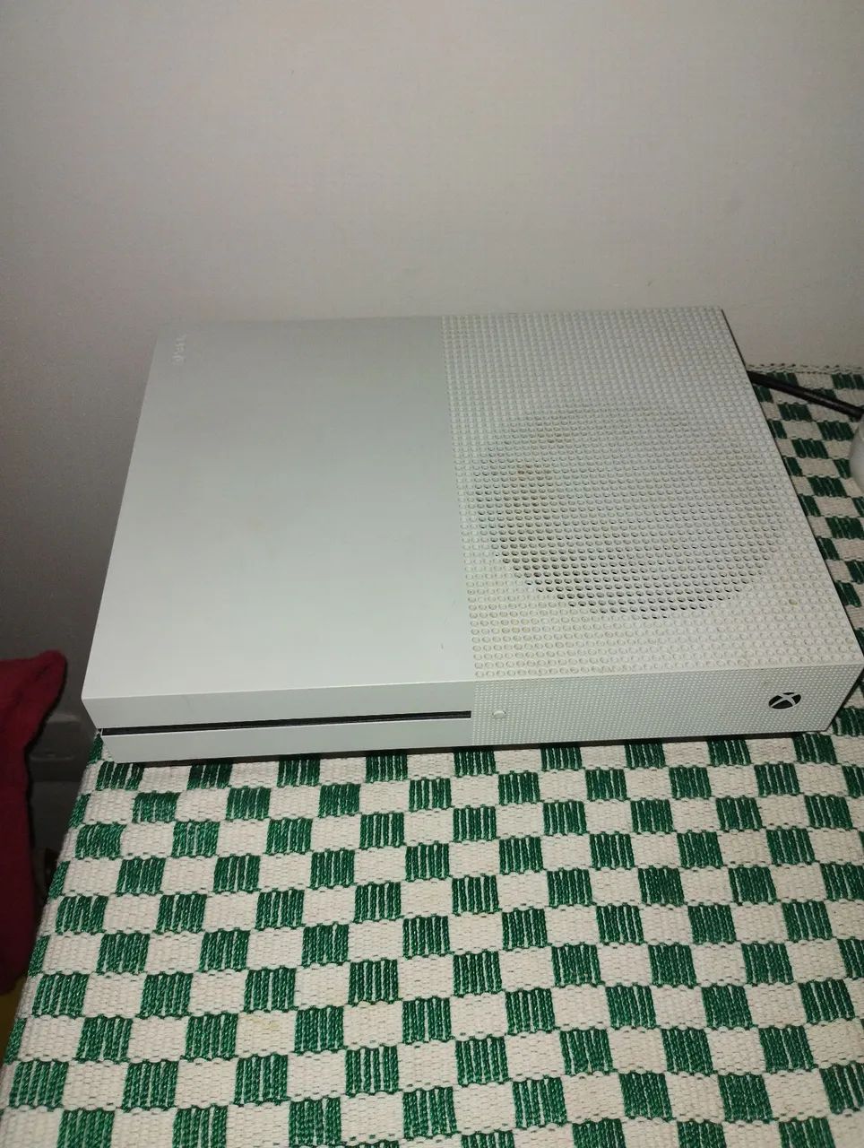 Vendo XBOX ONE S com 1 controle.