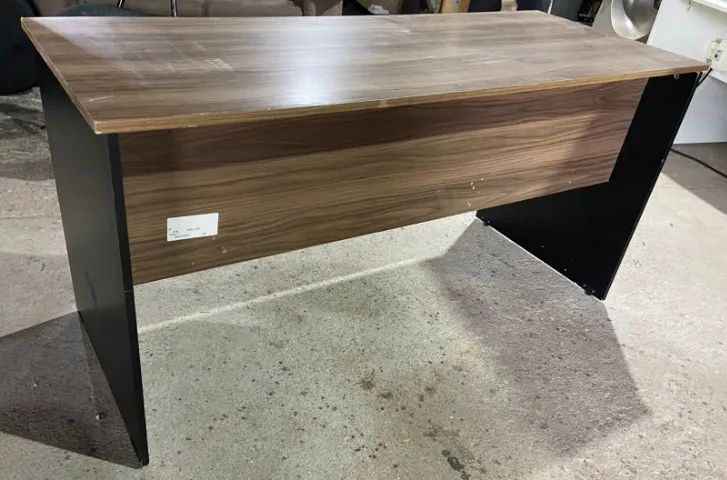 Escrivaninha de mdf marrom e preta, em ótimo estado. - Foto 3