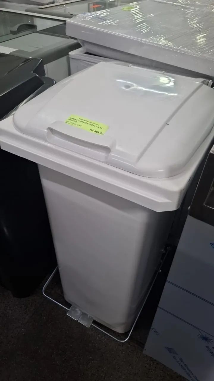 LIXEIRA COM RODAS E PEDAL 120L