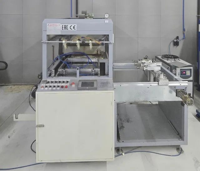 MÁQUINA VACUUM FORMING AUTOMÁTICA COM BRAÇO ROBÓTICO PARA EMBALAGENS