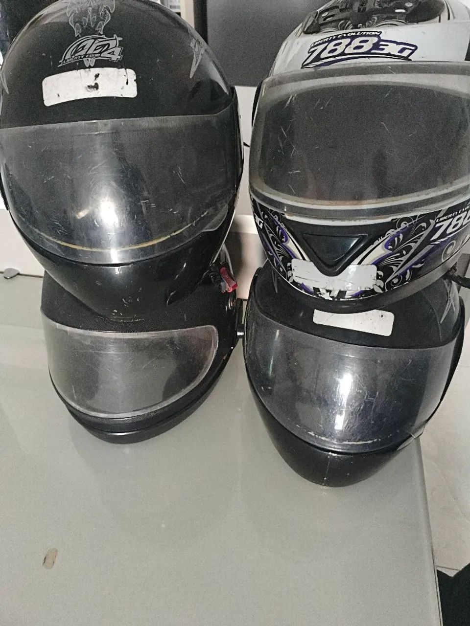 4 capacetes usados