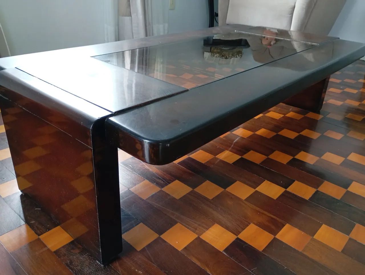 Mesa de centro de madeira com tampo de vidro - Foto 2