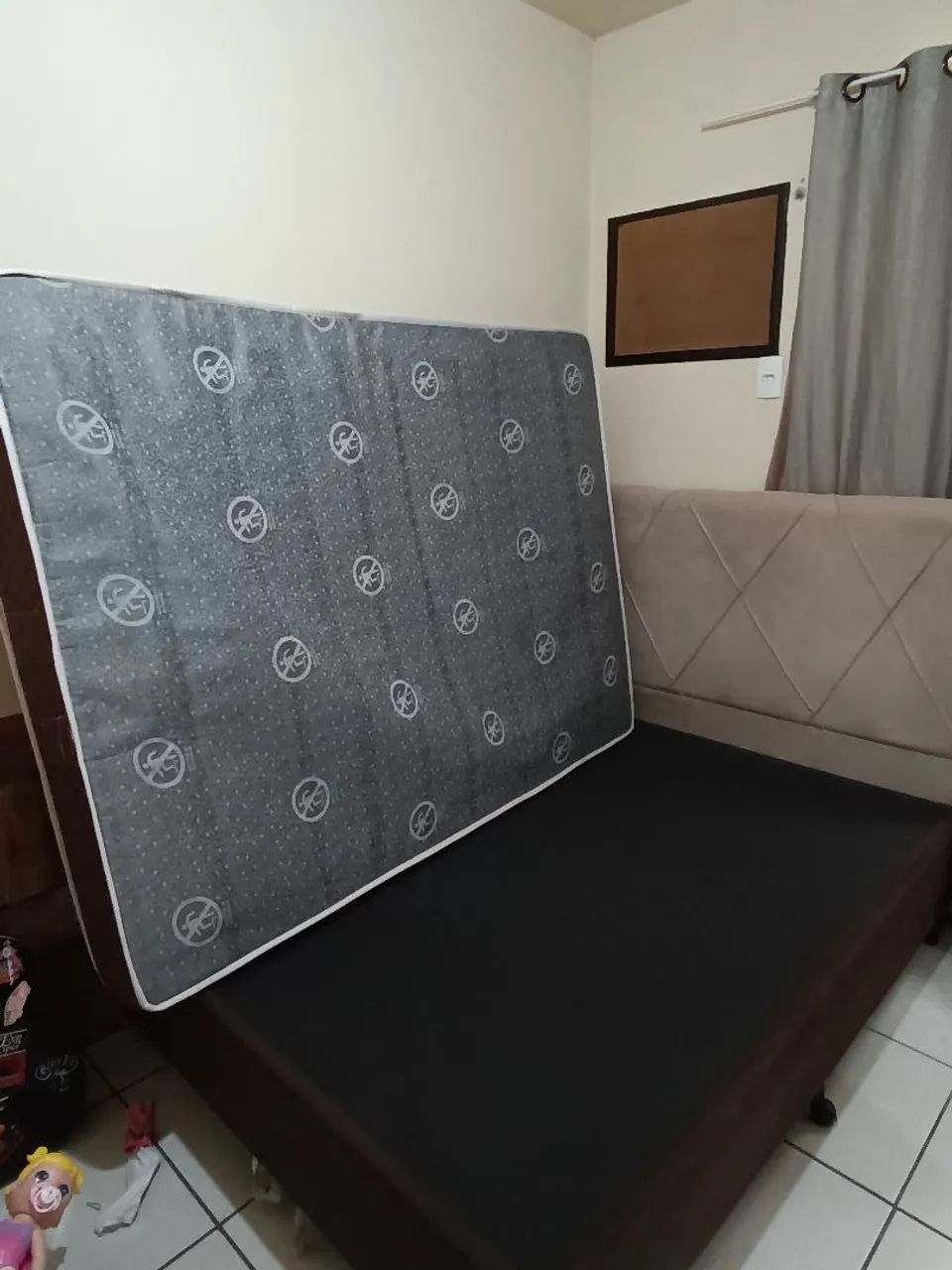 Cama de casal com cabeceira.