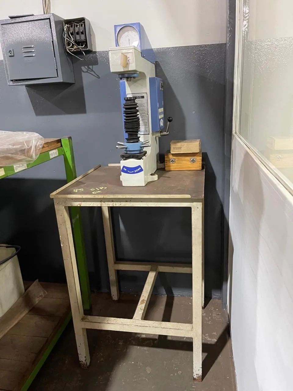  Durômetro de bancada para ensaios de dureza - Foto 4