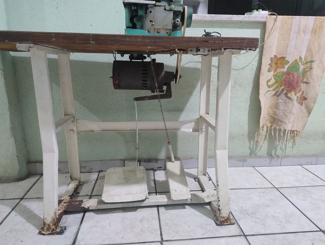Marquina de overlock com mesa - Foto 3