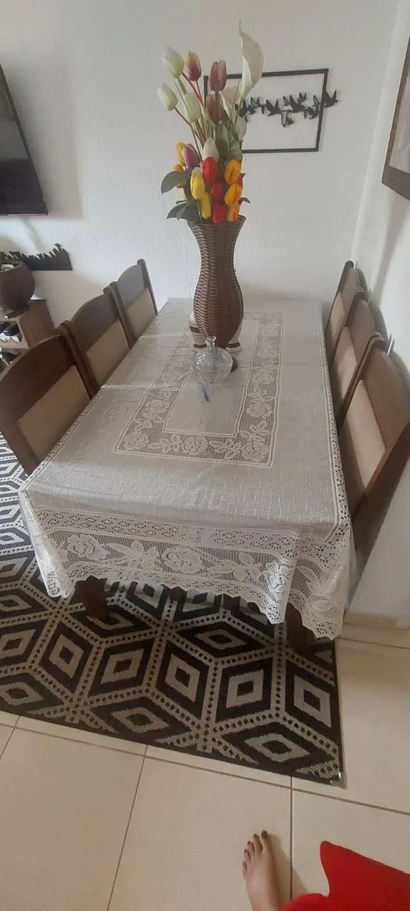 Vende-se mesa com 6 cadeiras 