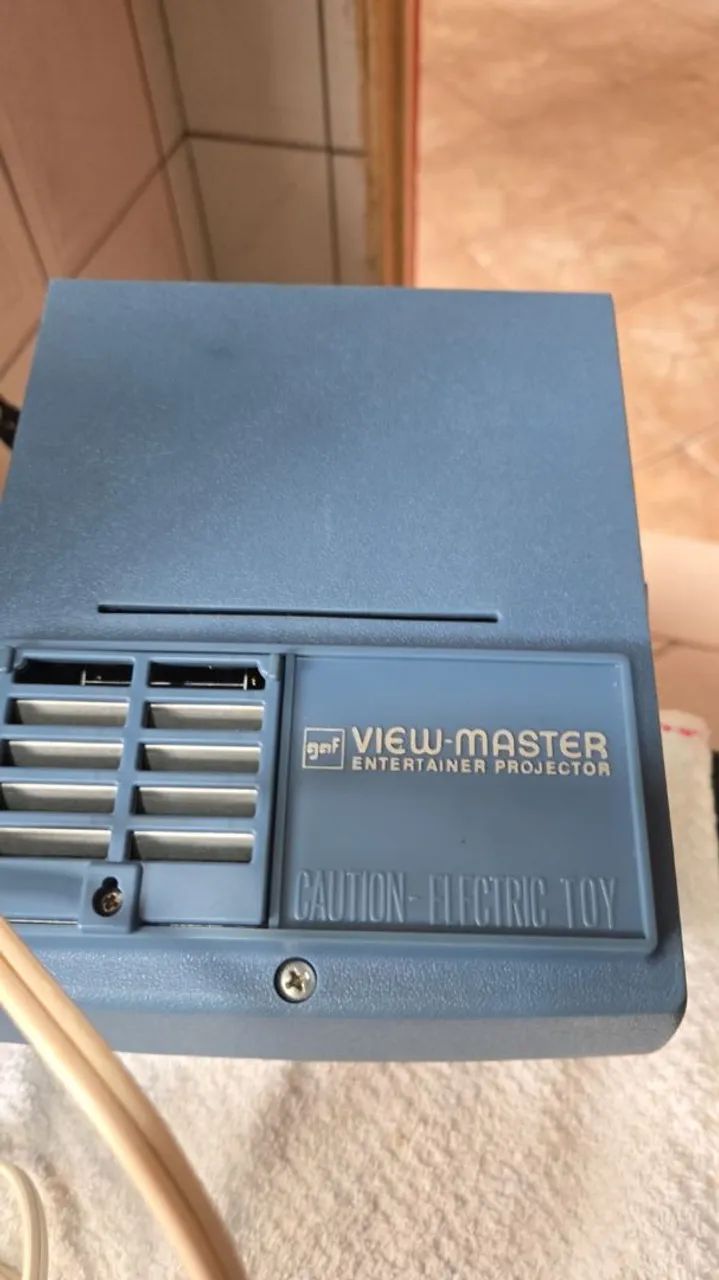 Relíquia View-Master: Projetor Vintage, Caixa com 50+ Discos e Lata Snoopy - Foto 4