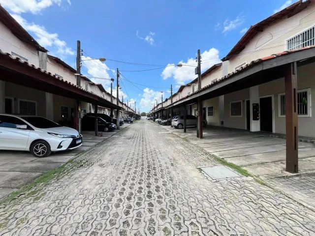 Condomínio Monte Carlos, Casa Duplex com 03 quartos, 02 banheiros