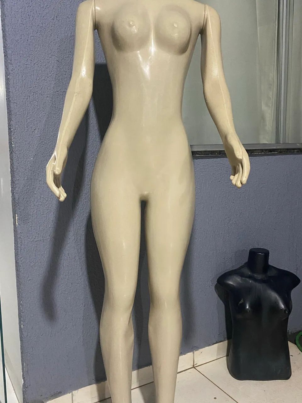 Manequim feminino corpo inteiro com braços e suporte em bom estado