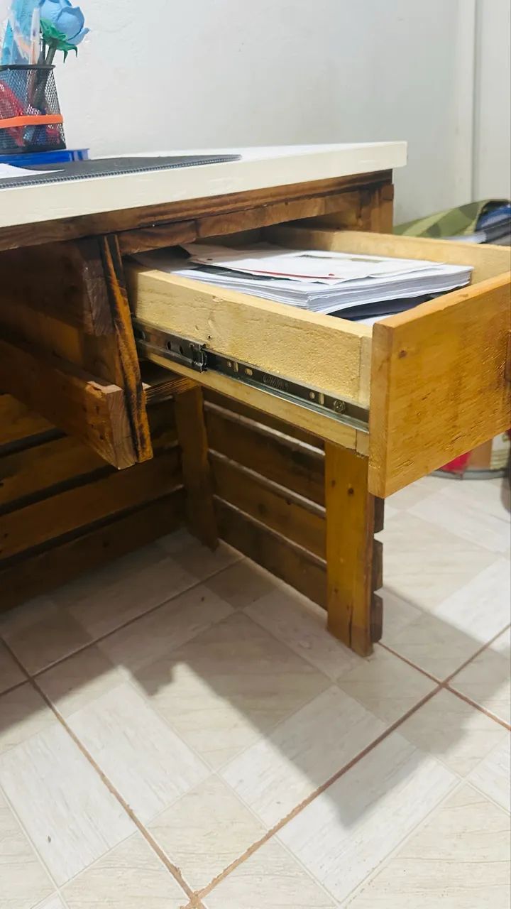 Vende-se escrivaninha 