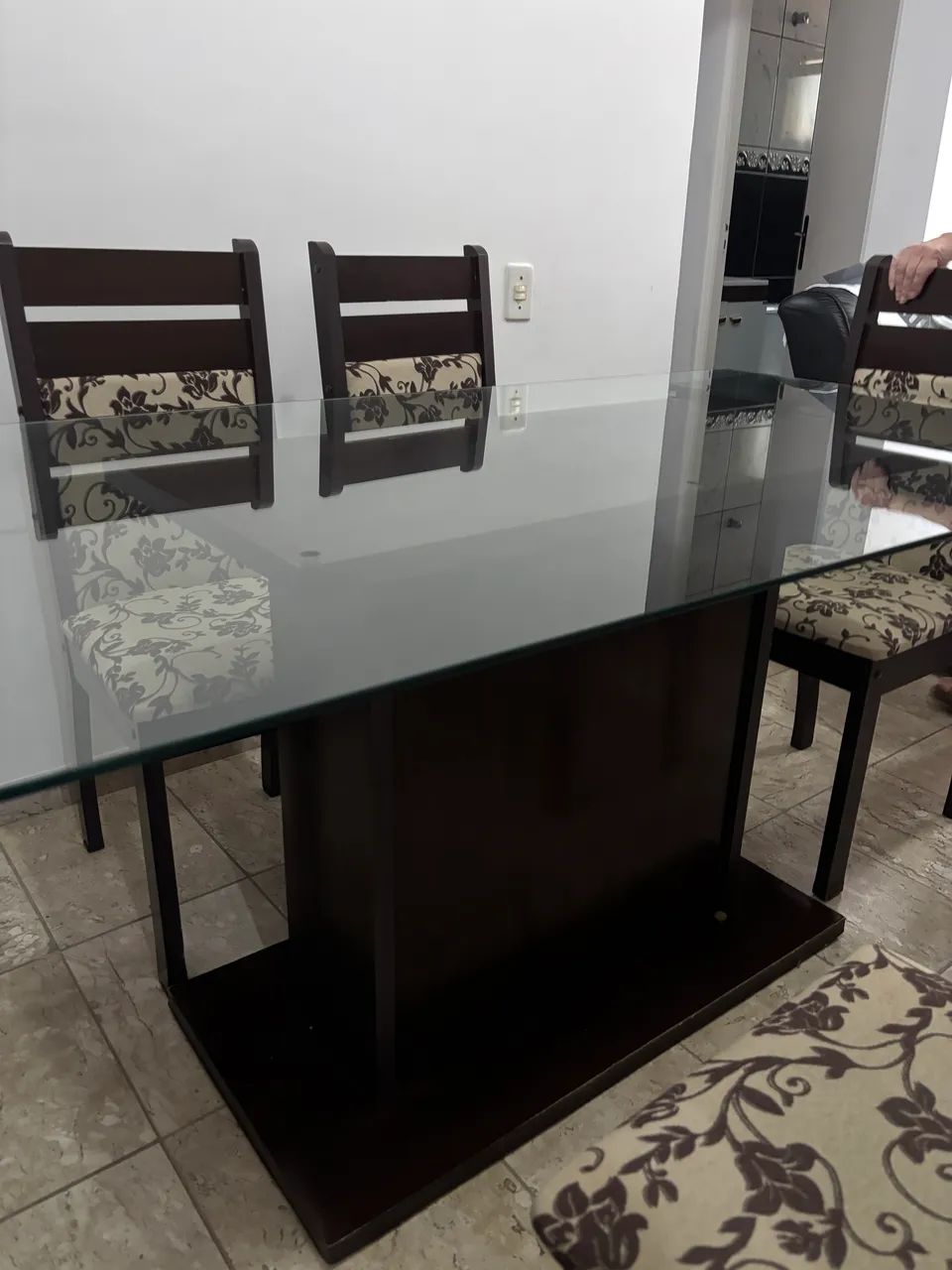 Mesa de jantar com 5 cadeiras 