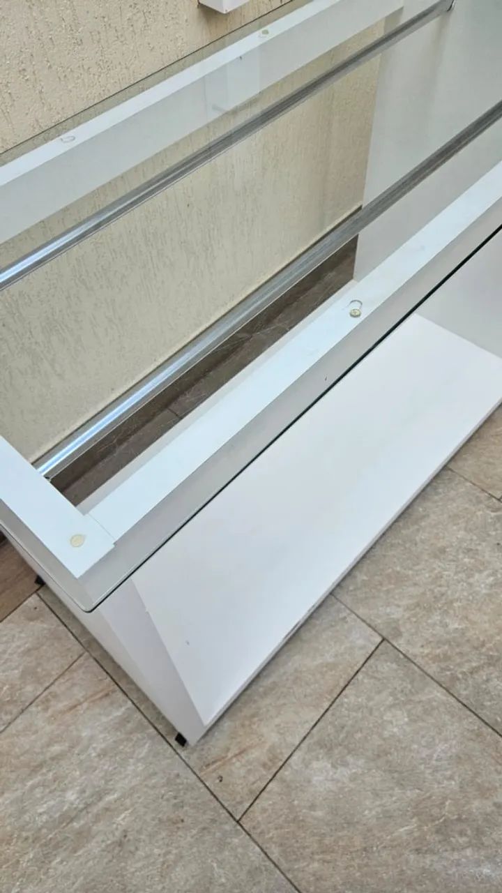 Balcão para loja de roupa com 2 cabideiros e vidro temperado