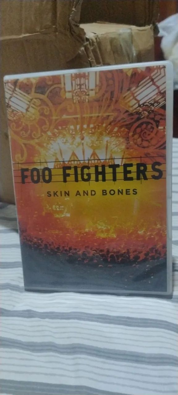 DVD FOO FIGHTERS "SKIN AND BONES"