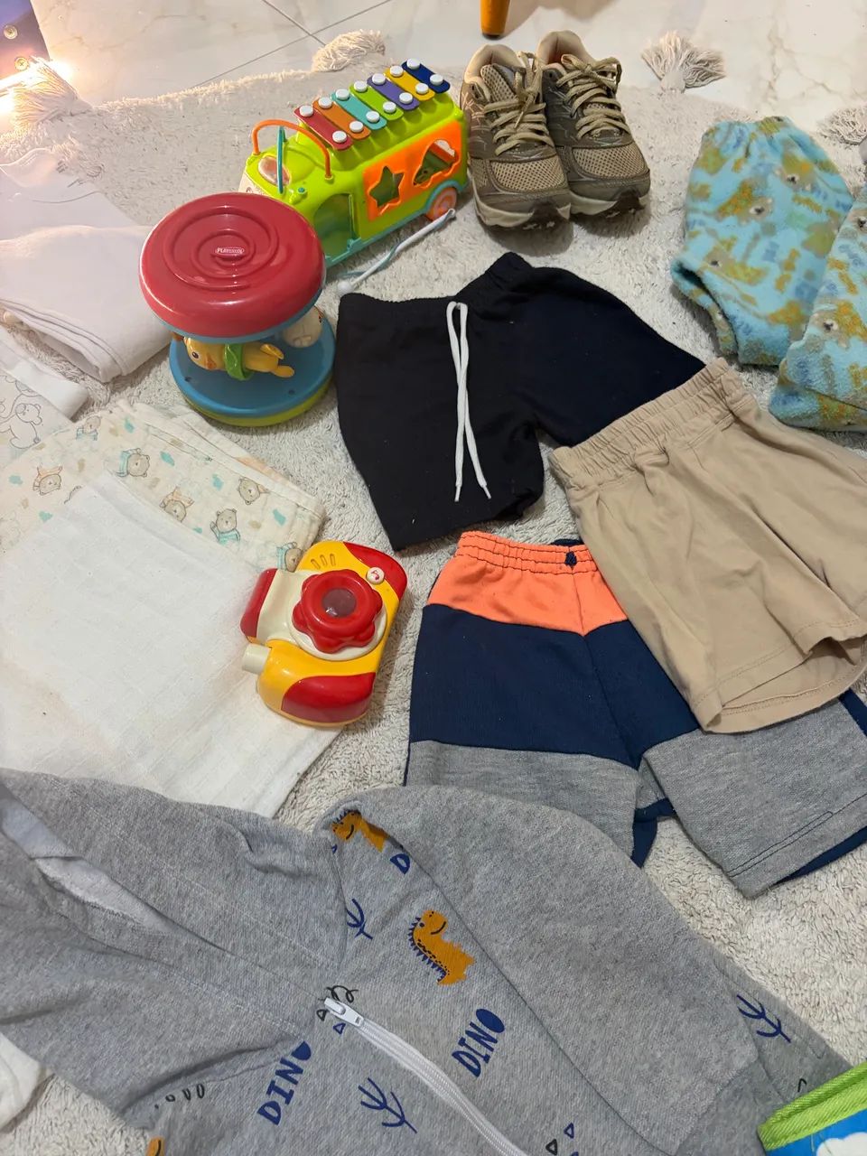 Lote de roupas e brinquedos 