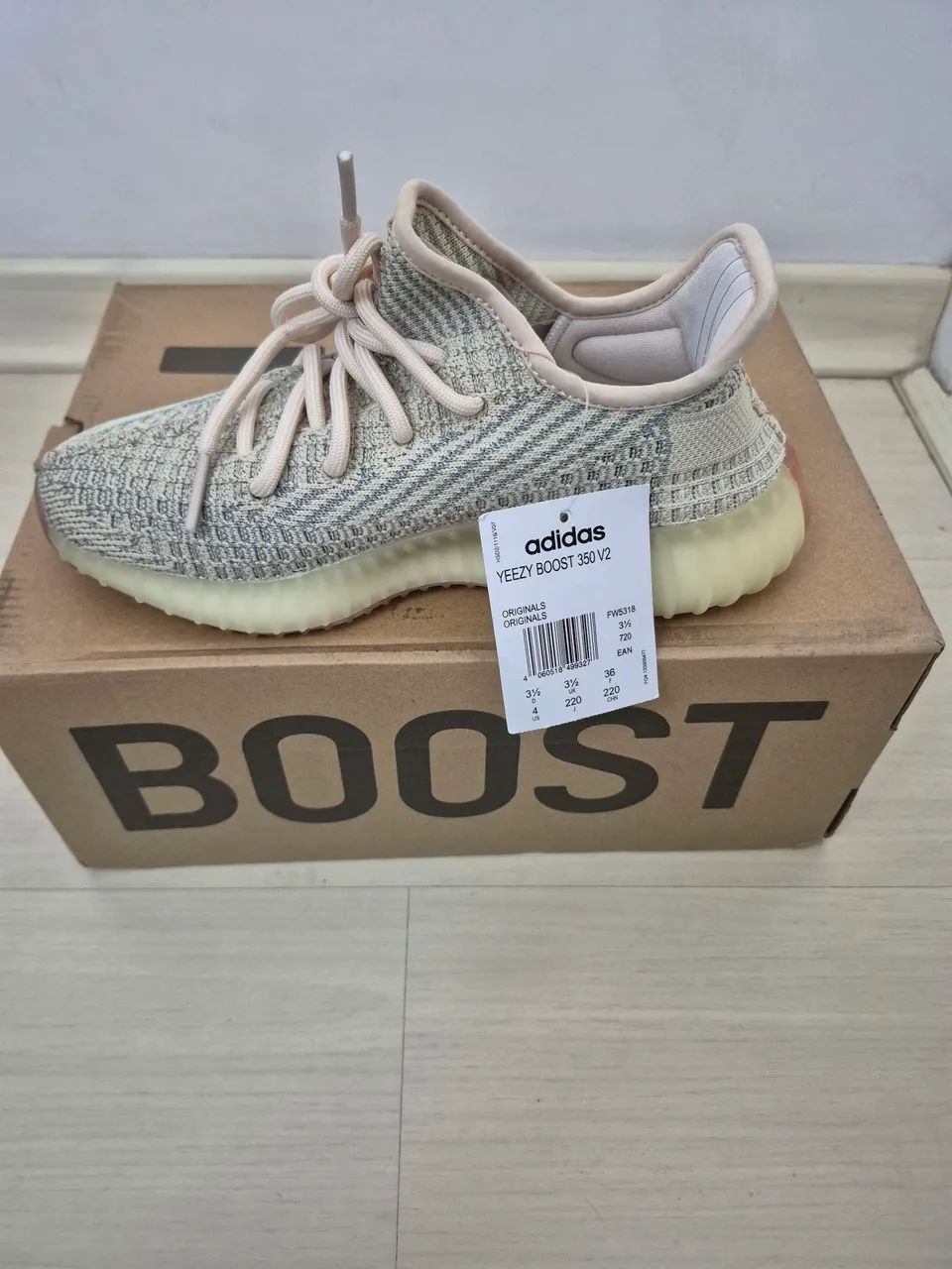 Tênis Adidas Yeezy Boost 350 NOVO tamanho 34 - Foto 2