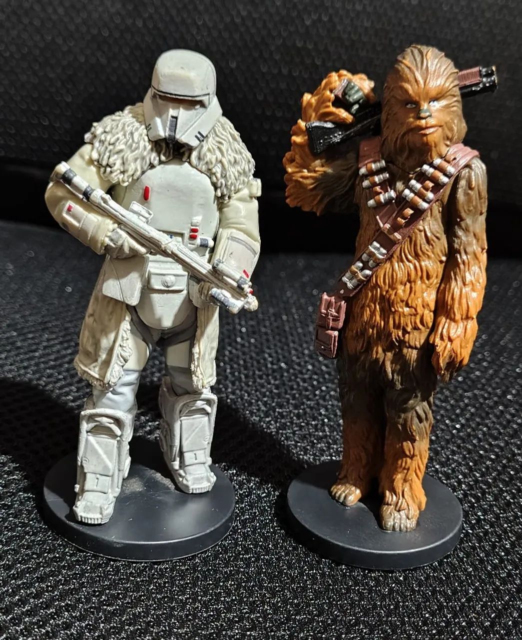 2 Bonecos Disney Star Wars Lucasfilm Chewbacca e Range Trooper     