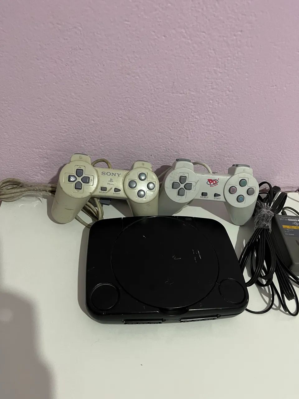 Ps1 com leitor bom + 2 controles - Foto 2